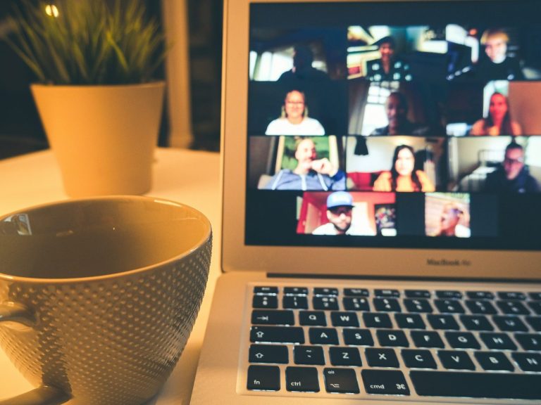 Ein Laptop auf dem gerade ein Webinar läuft