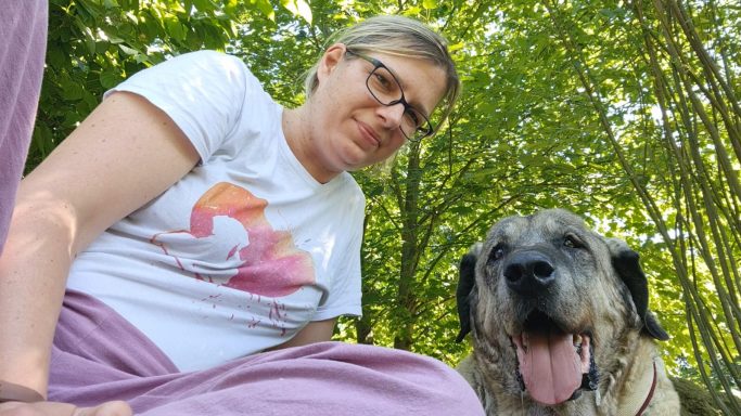 Ich mit dem liebenswürdigen Riesen Reis im Tierheim-Garten