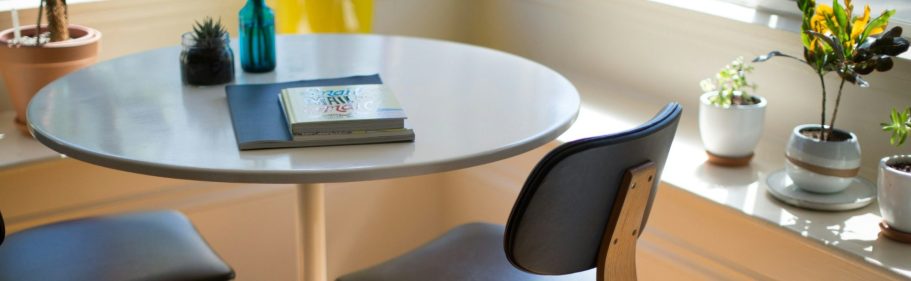 Gelbes Telefon neben blauer Couch
