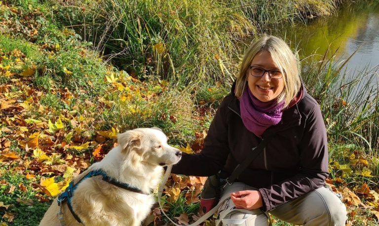 Ich mit unserem Hund bei einem Teich