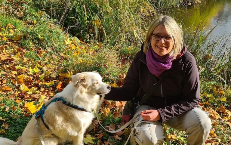 Ich mit unserem Hund bei einem Teich