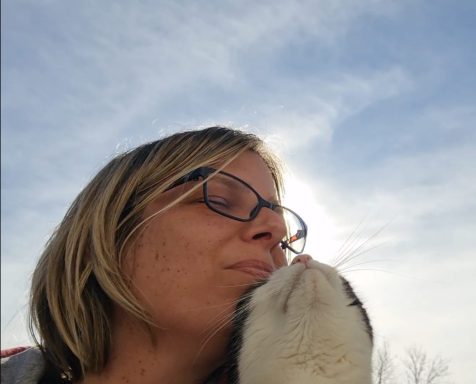 Unser Kater Quentin und ich schmusen im Garten miteinander